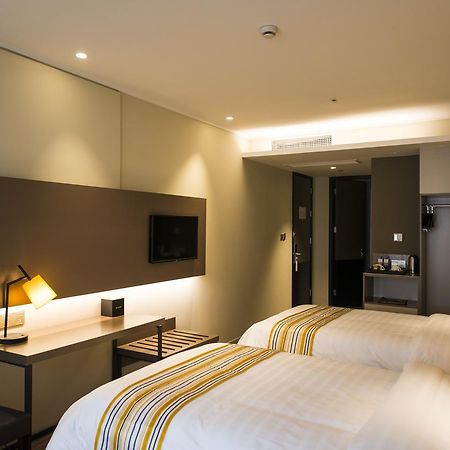 Home Inn Plus Shanghai New International Expo Center Yushan Road Yuanshen Sports Exterior foto