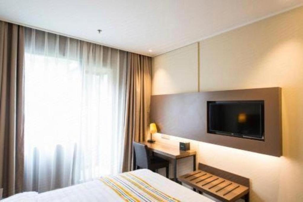 Home Inn Plus Shanghai New International Expo Center Yushan Road Yuanshen Sports Exterior foto